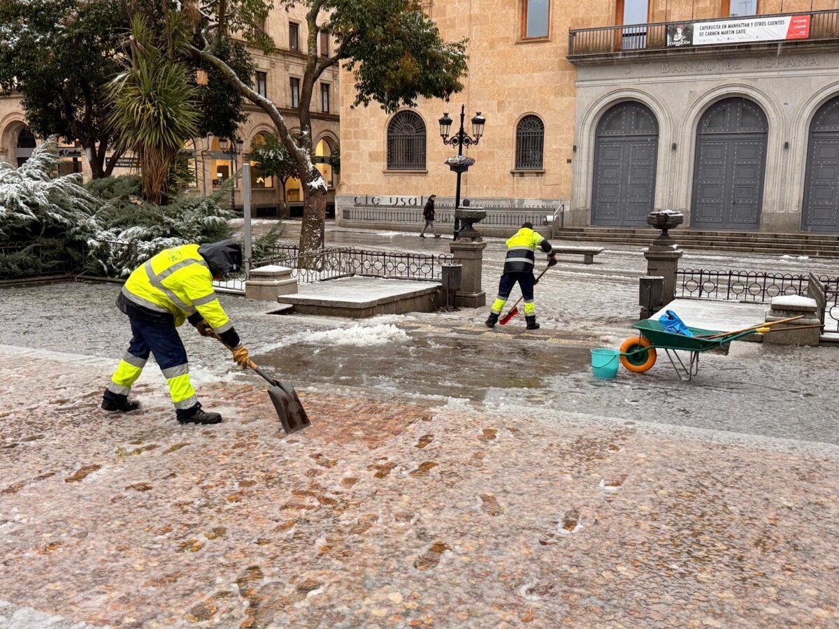 Trabajadores limpiando nieve en la plaza de Salamanca