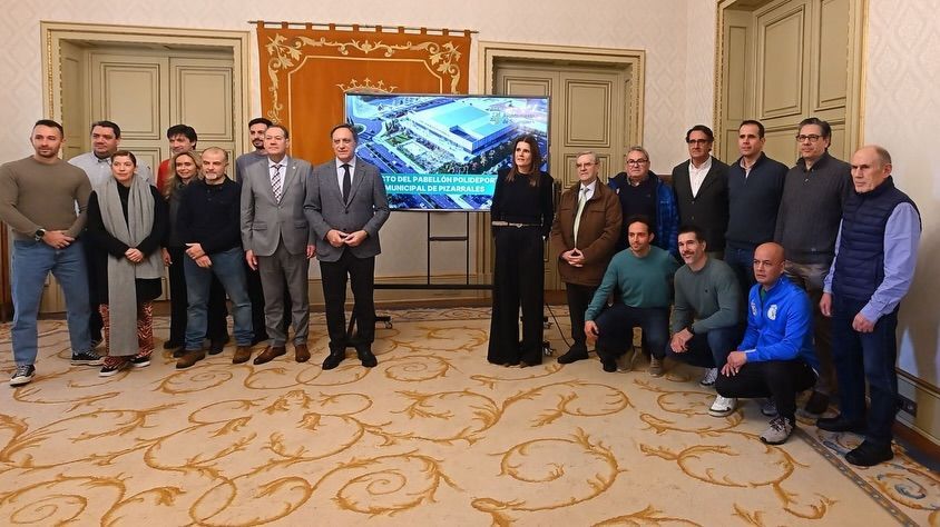 Presentación del nuevo pabellón polideportivo en Pizarrales con asistentes