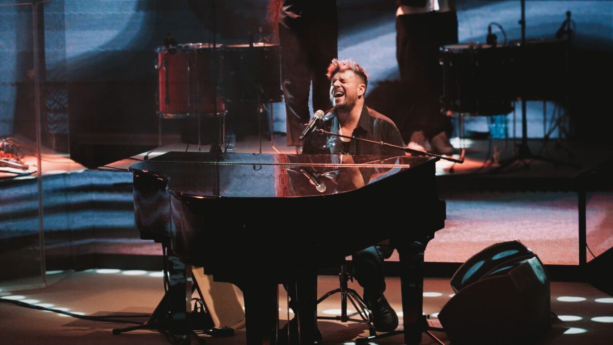 Pablo López cantando en un piano durante su concierto en Salamanca