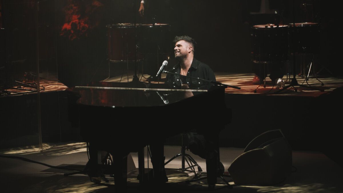 Pablo López cantando en un piano durante su concierto en Salamanca