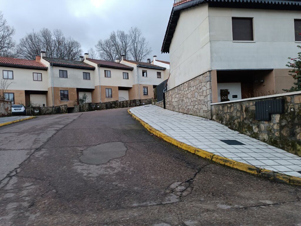 Acceso con curvas pronunciadas en urbanización de La Alberca