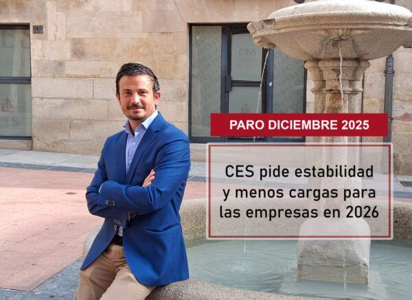 Hombre en traje azul frente a una fuente en Salamanca