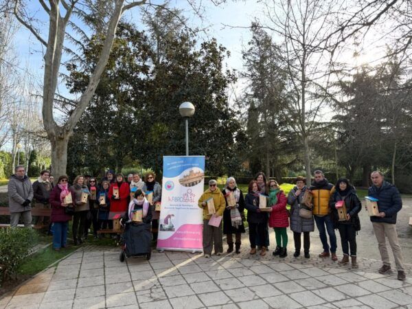 Grupo de personas sosteniendo casas para aves en el Parque de los Jesuitas
