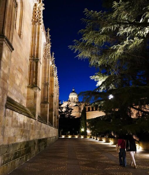 Paseo nocturno por las calles iluminadas de Salamanca