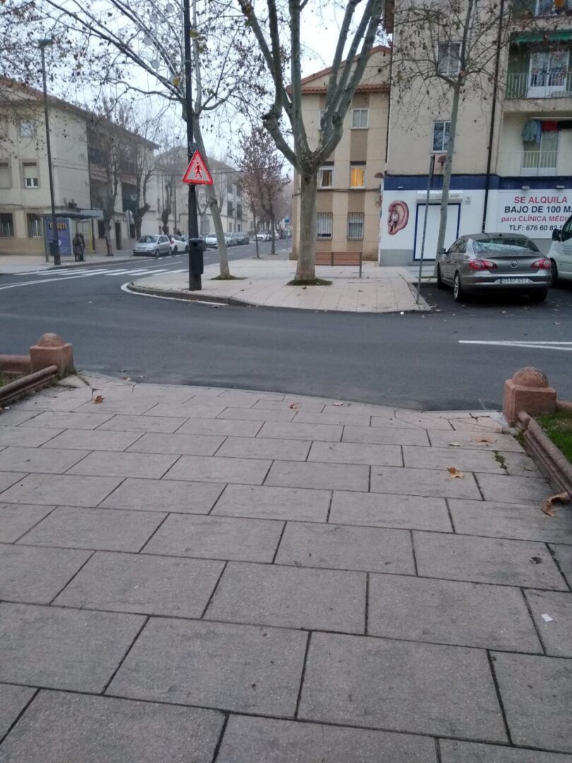 Paso de peatones sin pintar en la plaza del Barrio Vidal en Salamanca