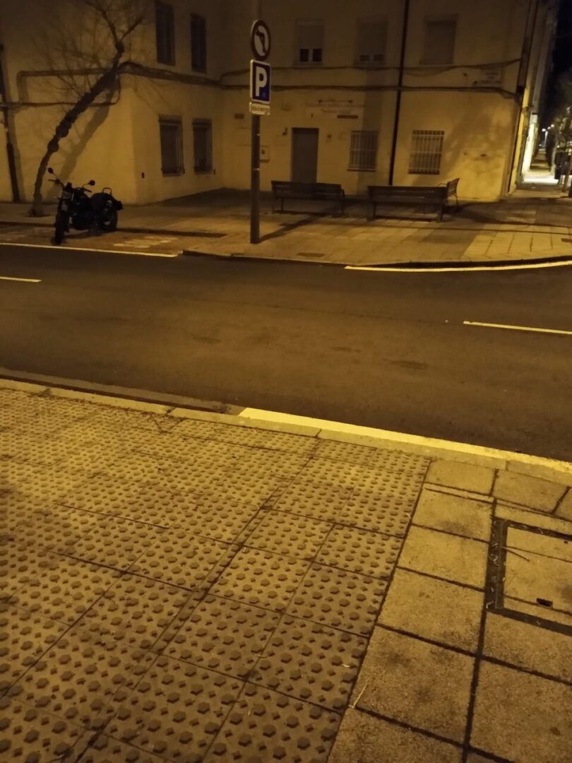 Paso de peatones sin pintar en la calle Emigdio de la Riva durante la noche