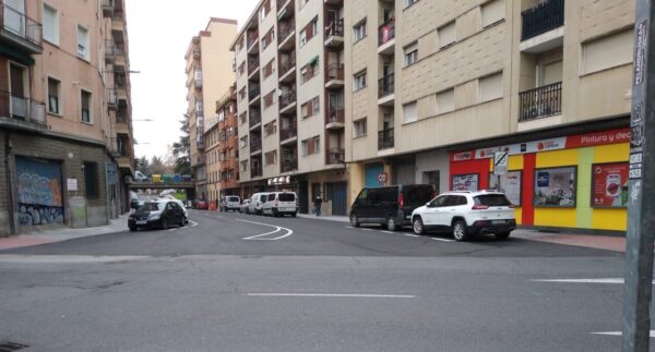 Paso de peatones sin pintar en la unión de la calle Mallorca con la avenida de Italia