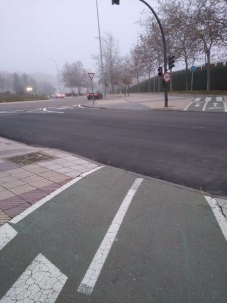 Paso de peatones sin pintar en Emigdio de la Riva junto a la glorieta de los Ingenieros Militares