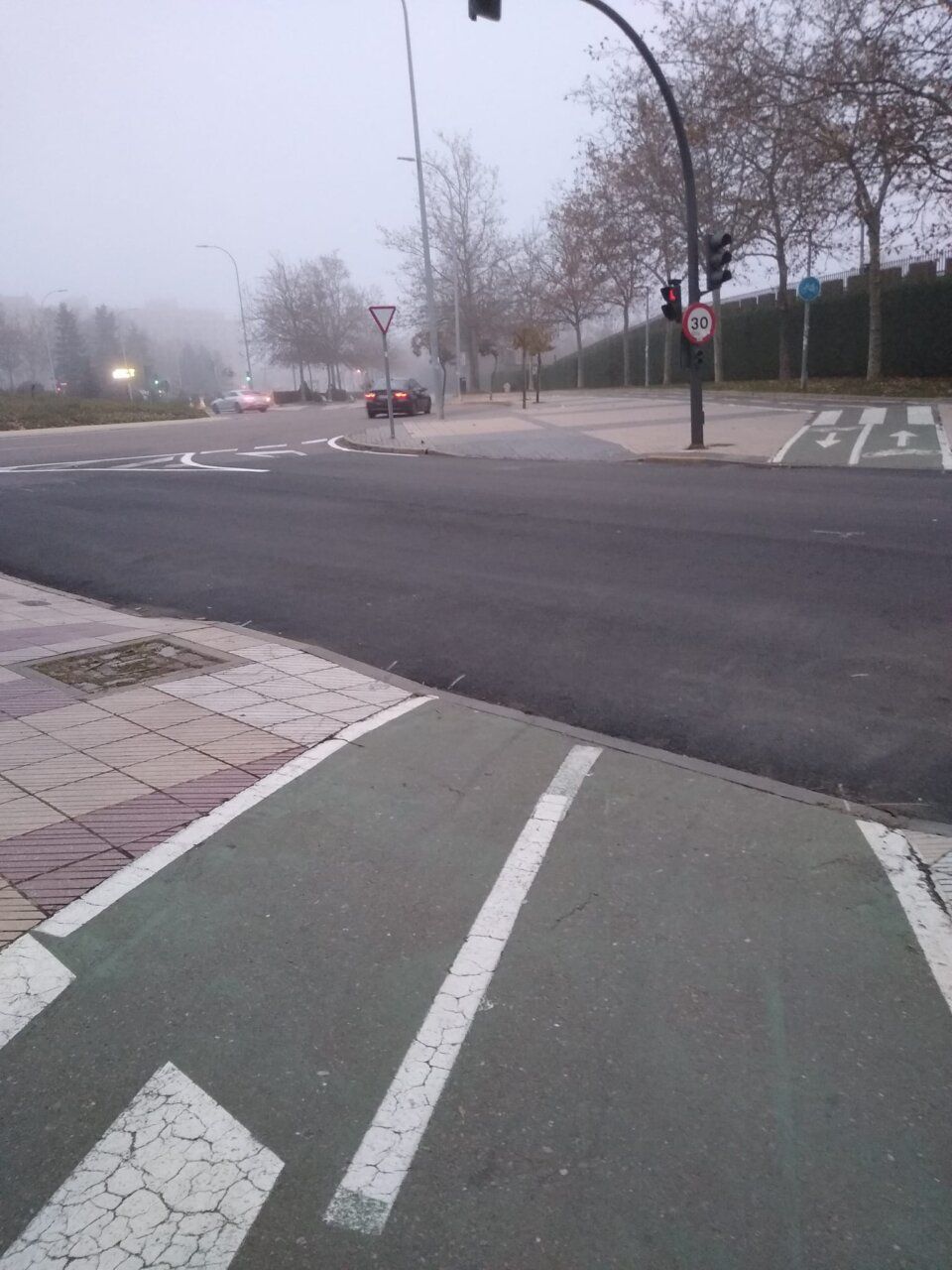 Paso de peatones sin pintar en Emigdio de la Riva junto a la glorieta de los Ingenieros Militares
