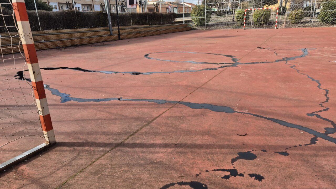 Pista deportiva en Doñinos con daños visibles por actos vandálicos.