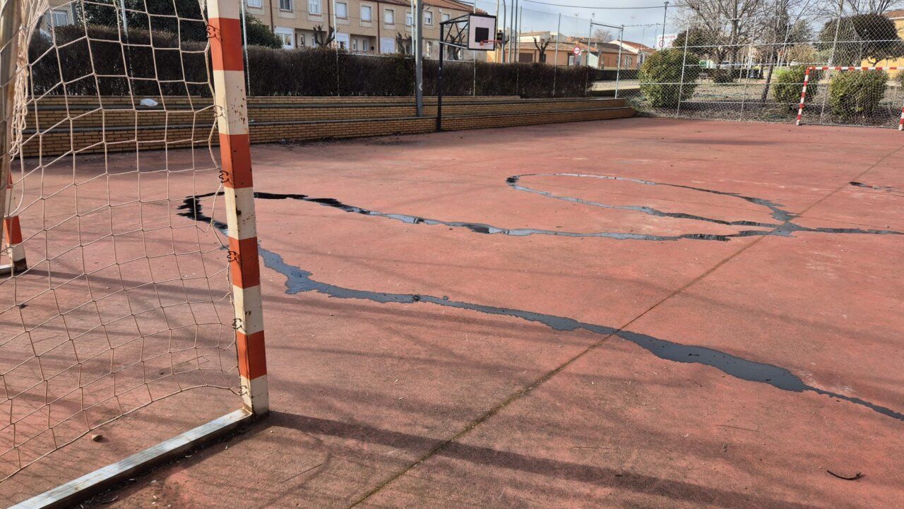 Pista deportiva en Doñinos con daños visibles por actos vandálicos.