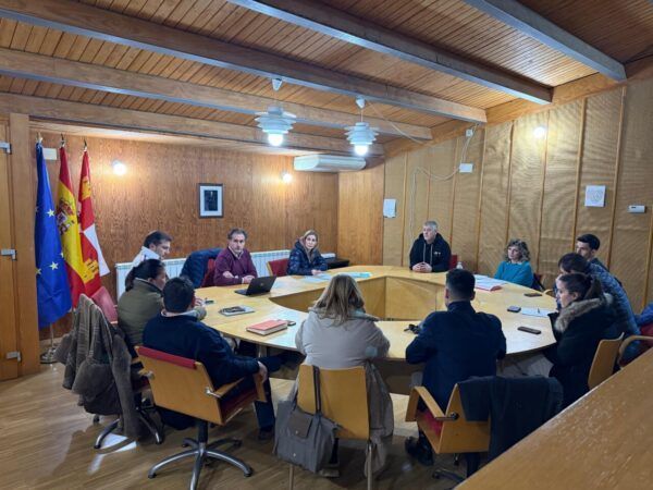 Reunión del pleno del Ayuntamiento de Aldeatejada sobre ampliación de gimnasio
