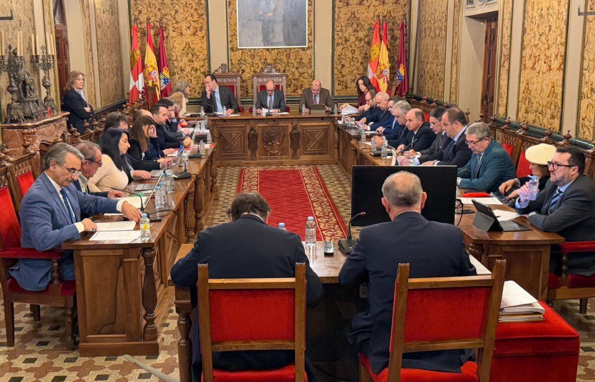 Reunión del pleno en la Diputación de Salamanca con representantes del PSOE y PP