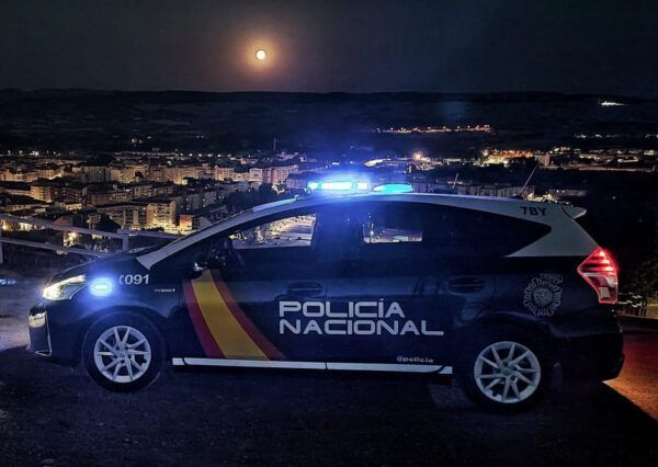 Coche de la Policía Nacional en Salamanca durante la noche
