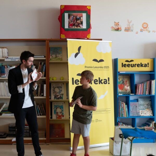 Entrega de premios Leeureka en la Universidad de Salamanca con niños y adultos