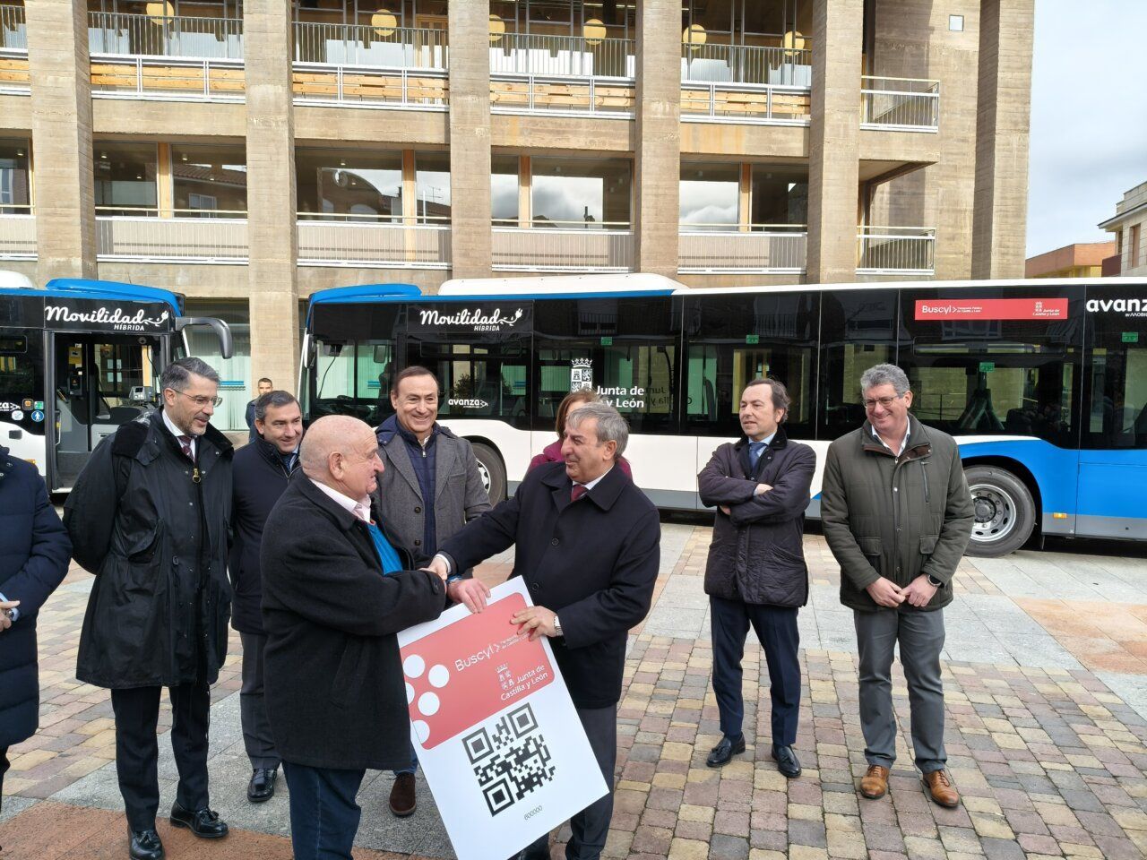 Entrega de tarjeta Buscyl en la Plaza Mayor de Carbajosa de la Sagrada