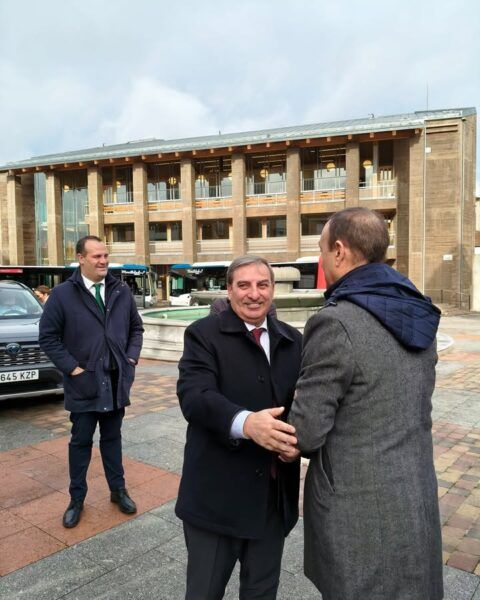 Presentación de nuevos autobuses en la Plaza Mayor de Carbajosa, Salamanca.