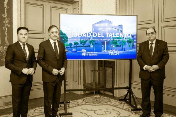 Presentación del Centro Ciudad del Talento en Salamanca con tres personas y un monitor