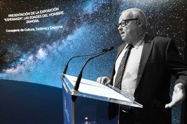 Presentación de la exposición EsperanZa en FITUR por el consejero de Cultura y Turismo.
