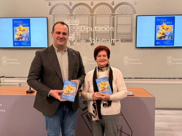 Presentación del libro Hojas de Roble con Pepita Robles y un hombre