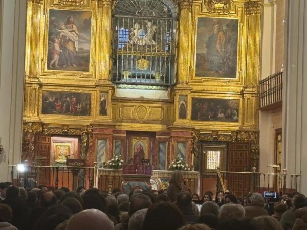 Presentación del libro sobre Santa Teresa en un evento con público