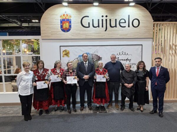 Grupo de personas en la presentación de la Matanza de Guijuelo en Fitur