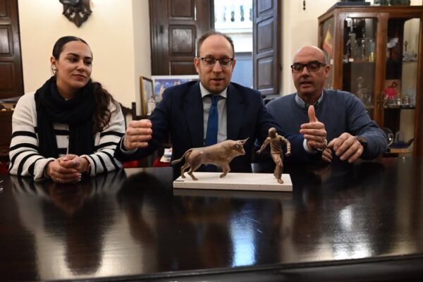 Presentación del Monumento al Carnaval en Ciudad Rodrigo con escultor y autoridades
