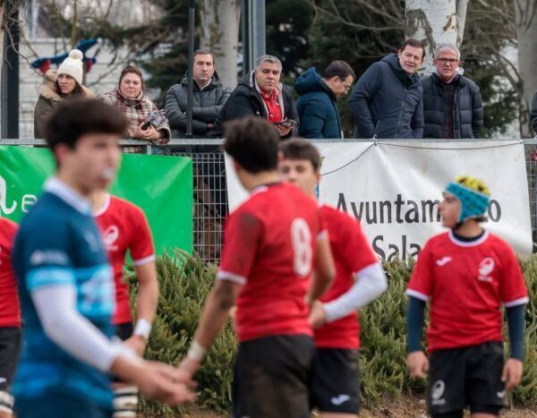El presidente de la Junta observa un partido de rugby en Salamanca