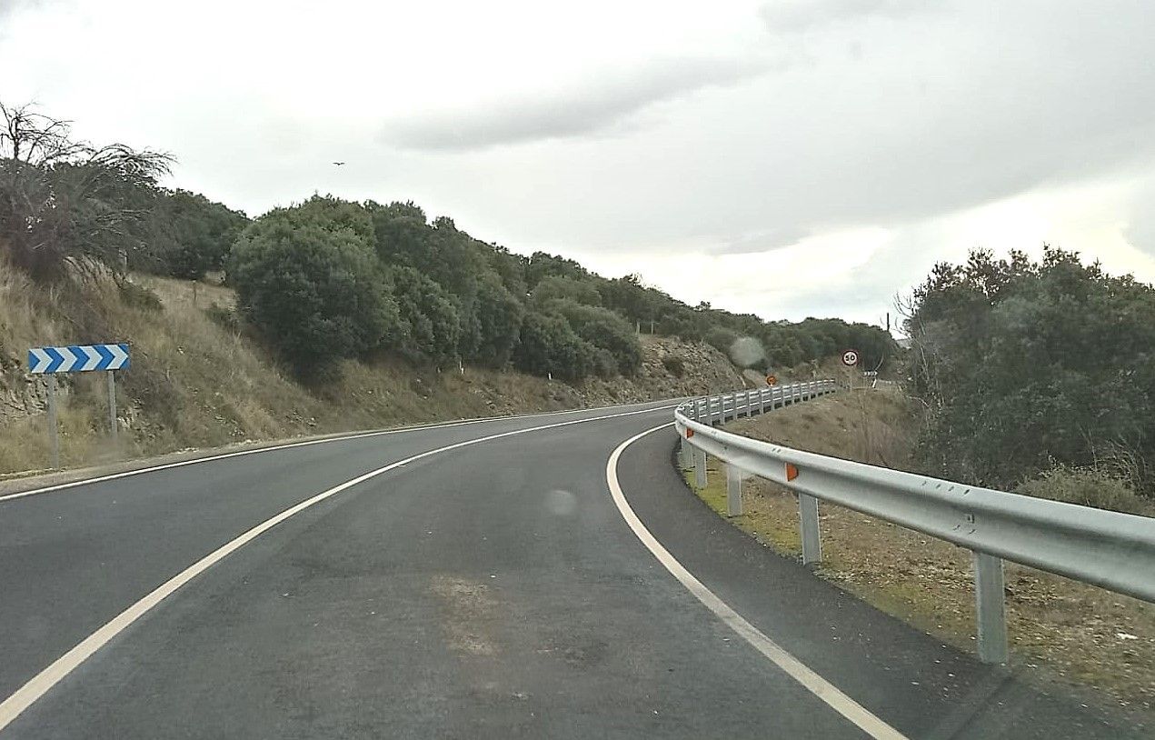 Vista de la carretera SA-104 entre Guijuelo y Cespedosa con problemas en el firme.