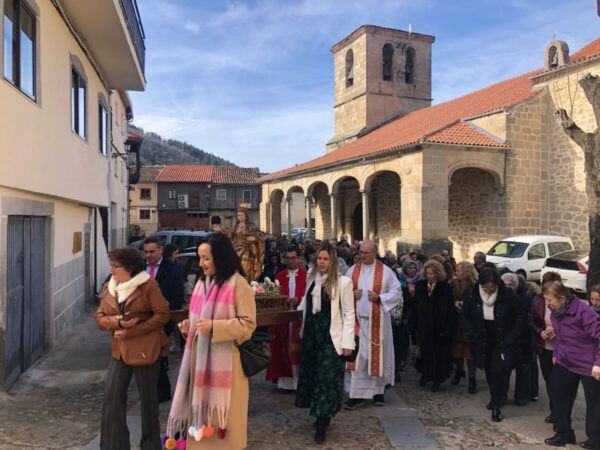 Procesión en honor a Santa Águeda y San Albino en San Esteban de la Sierra