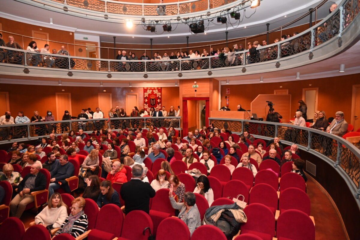 Vista del público en el Teatro Nuevo Fernando Arrabal durante la proclamación de la Corte de Honor