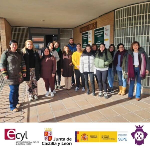 Grupo de personas en la presentación del programa de empleo y formación en Peñaranda de Bracamonte.