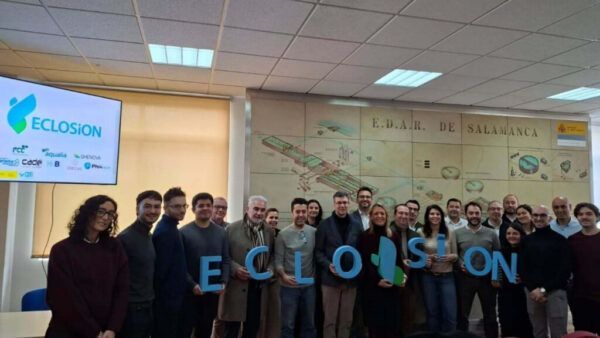 Grupo de personas sosteniendo letras que forman la palabra ECLOSION en un evento en Salamanca