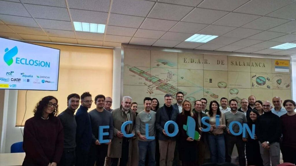 Grupo de personas sosteniendo letras que forman la palabra ECLOSION en un evento en Salamanca