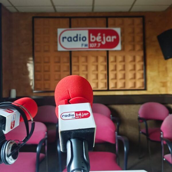 Micrófonos de la Radio Municipal de Béjar en el estudio