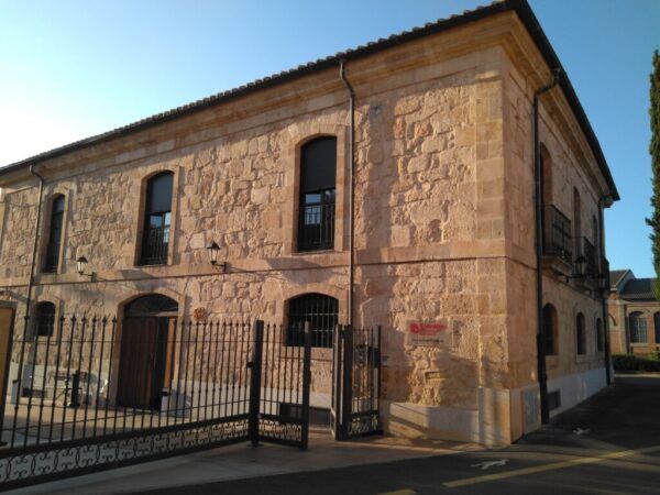 Edificio de Cáritas Salamanca donde se reciben donaciones de alimentos.