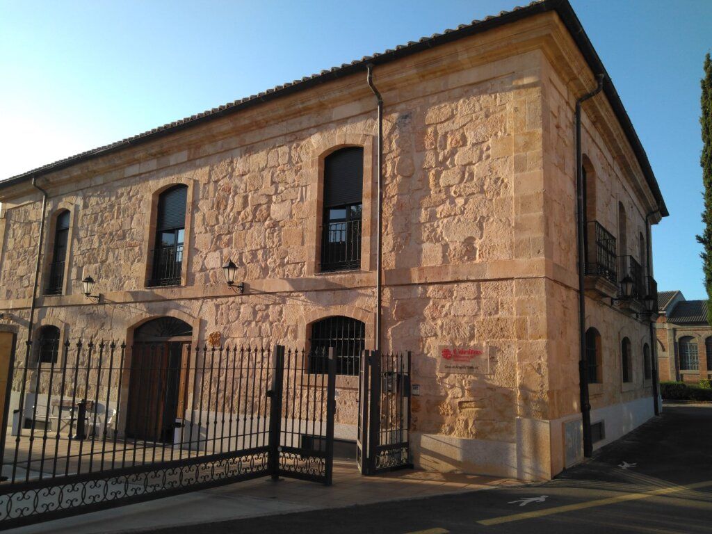 Edificio de Cáritas Salamanca donde se reciben donaciones de alimentos.