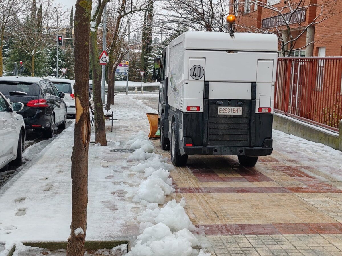 Camión de limpieza en una calle nevada de Salamanca