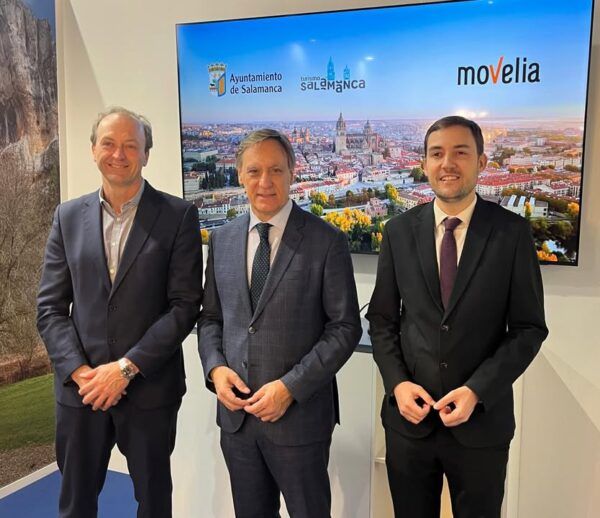 Representantes del Ayuntamiento de Salamanca y Movelia en un evento de promoción turística.