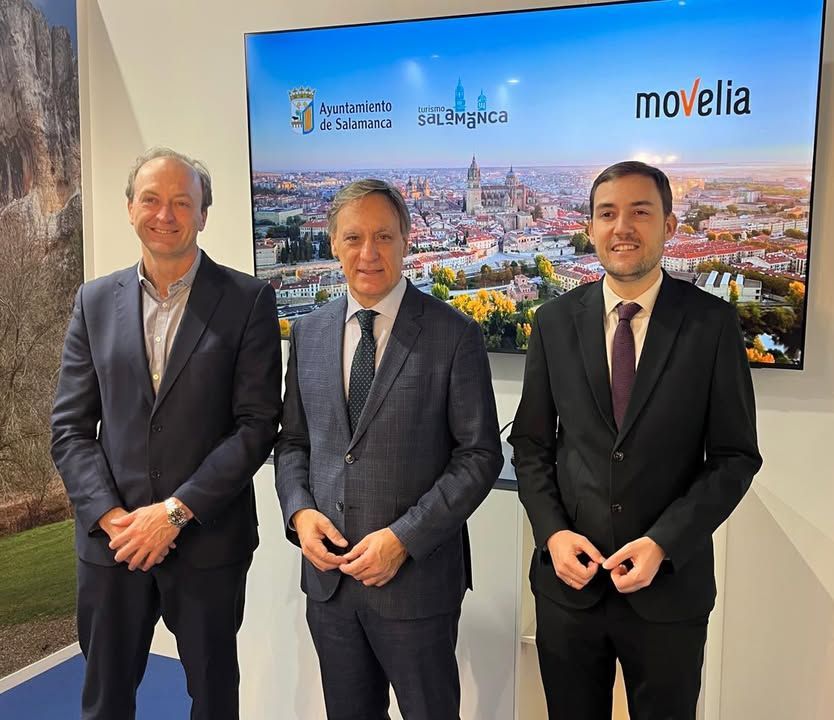 Representantes del Ayuntamiento de Salamanca y Movelia en un evento de promoción turística.