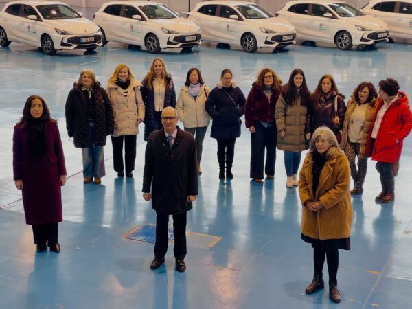 Grupo de personas junto a vehículos híbridos en Salamanca