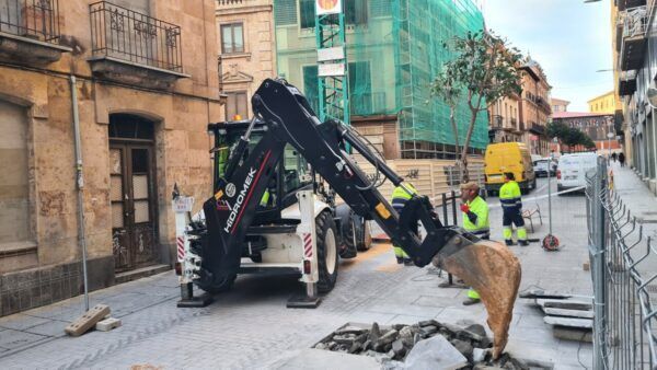Obras de renovación de tuberías en la calle Pozo Amarillo de Salamanca