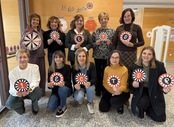 Grupo de personas participando en el Reto Lector de Guijuelo con ruleta de palabras.