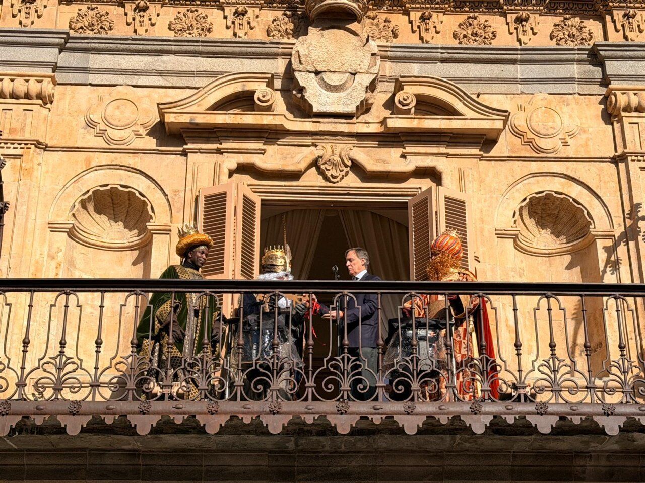 Los Reyes Magos en el balcón del Ayuntamiento de Salamanca saludando a la multitud.