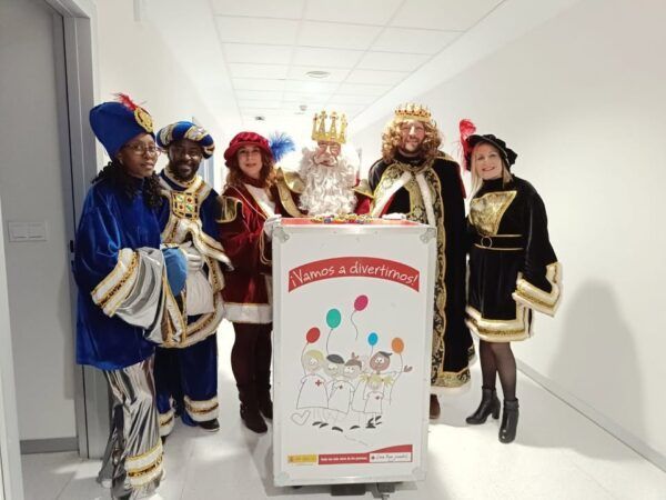 Los Reyes Magos con niños en el hospital de Salamanca