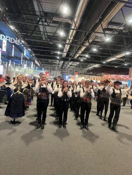 Grupo de folclore salmantino actuando en FITUR con dulzainas y trajes tradicionales.