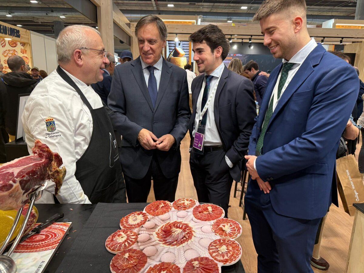Chef y representantes conversando sobre gastronomía en Madrid Fusión 2026.