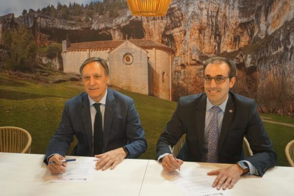 Dos hombres firmando un protocolo sobre gastronomía en Salamanca