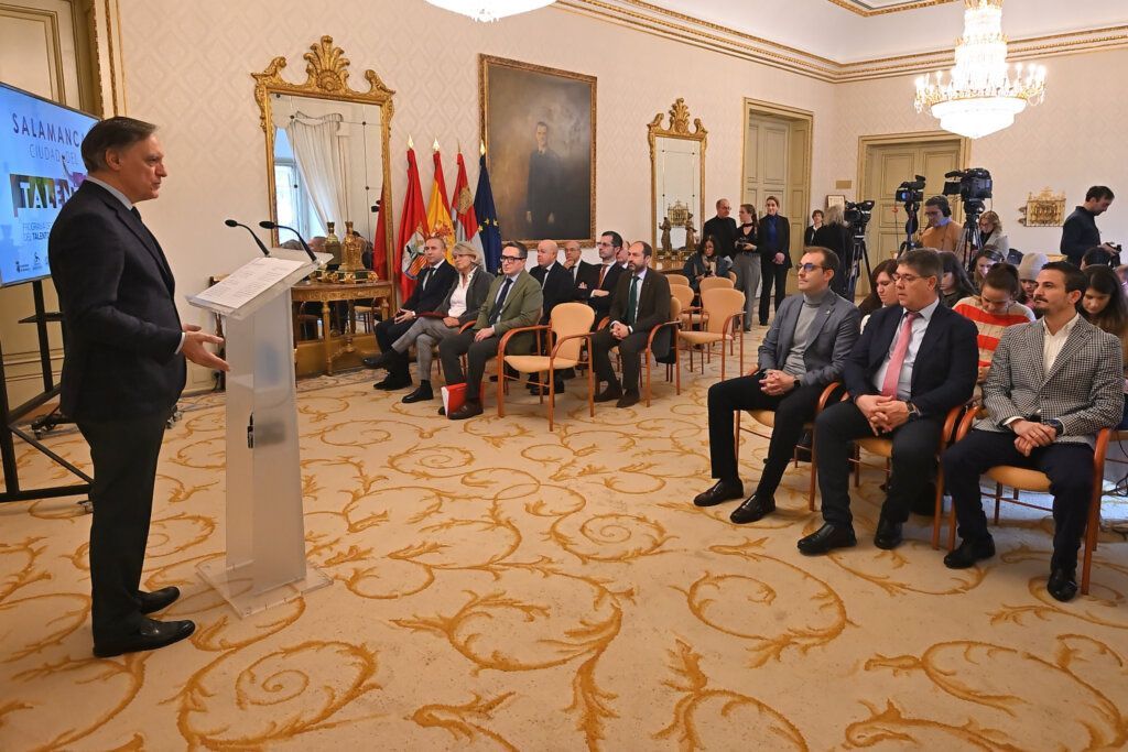 Evento en Salamanca sobre retención de talento joven con graduados y autoridades