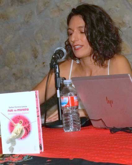 Esther Ferreira Leonís presentando su obra Nus Na Moreira en Salamanca